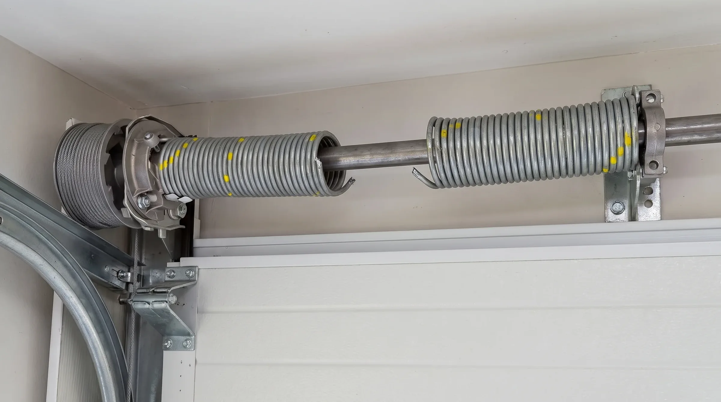 Ressort de torsion cassé au-dessus d'une porte de garage sectionnelle