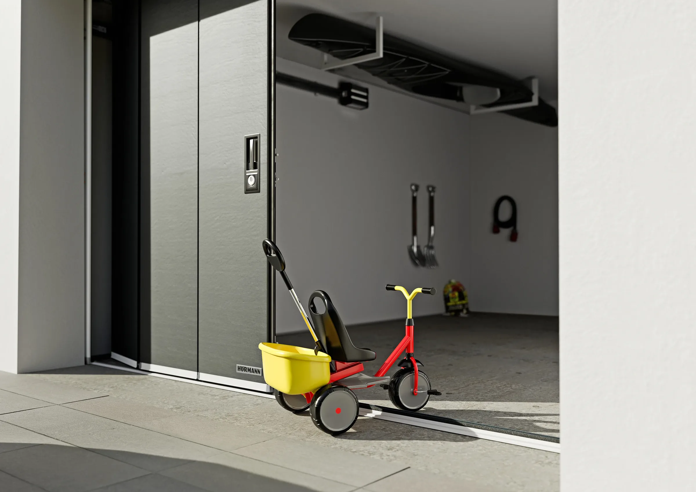 Porte de garage sectionnelle latérale Hörmann partiellement ouverte par coulissement