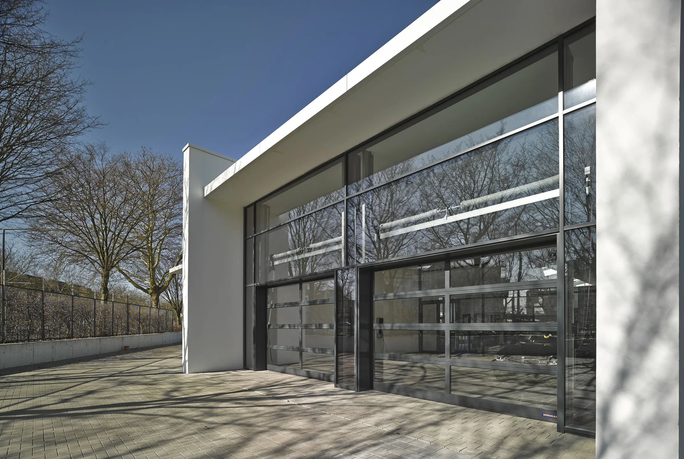 Portes sectionnelles vitrées Hörmann ALR F42 Glazing sur un showroom automobile