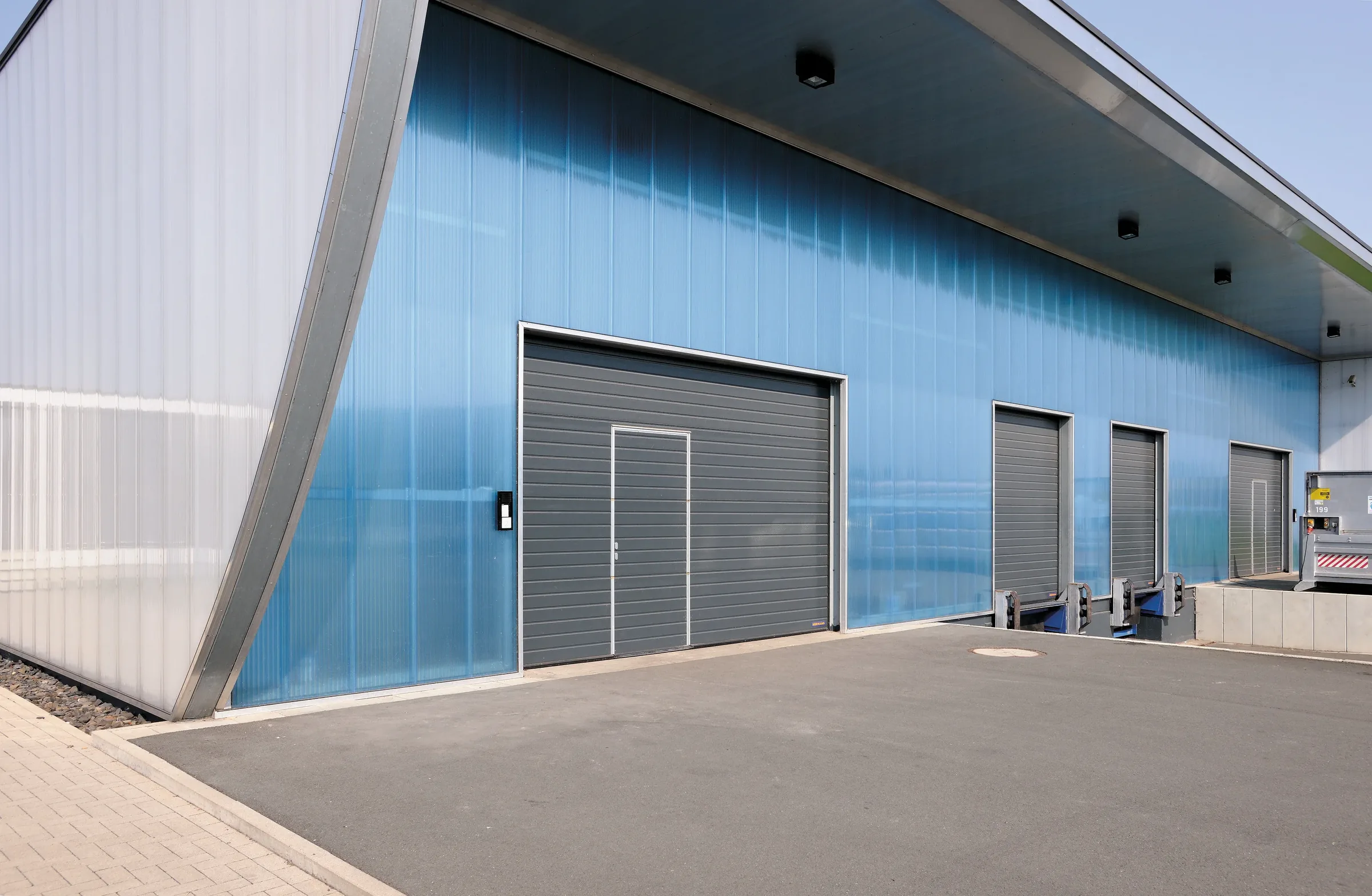 Porte sectionnelle Hörmann SPU F42 avec portillon intégré