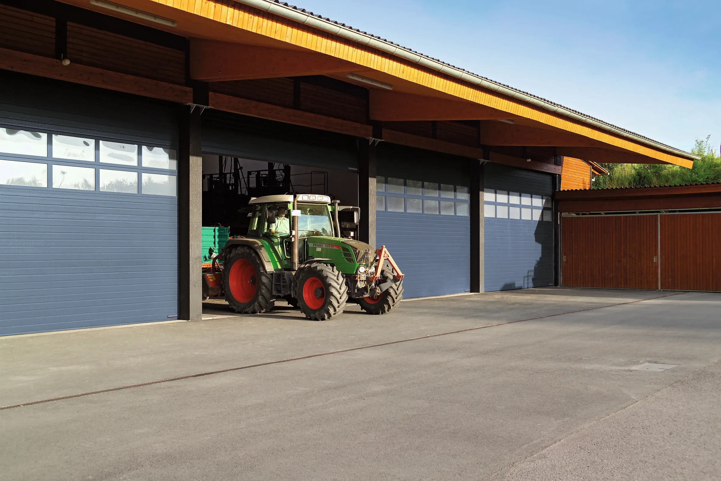 Porte sectionnelle Hörmann SPU F42 pour chai de vinification avec passage tracteurs vendanges