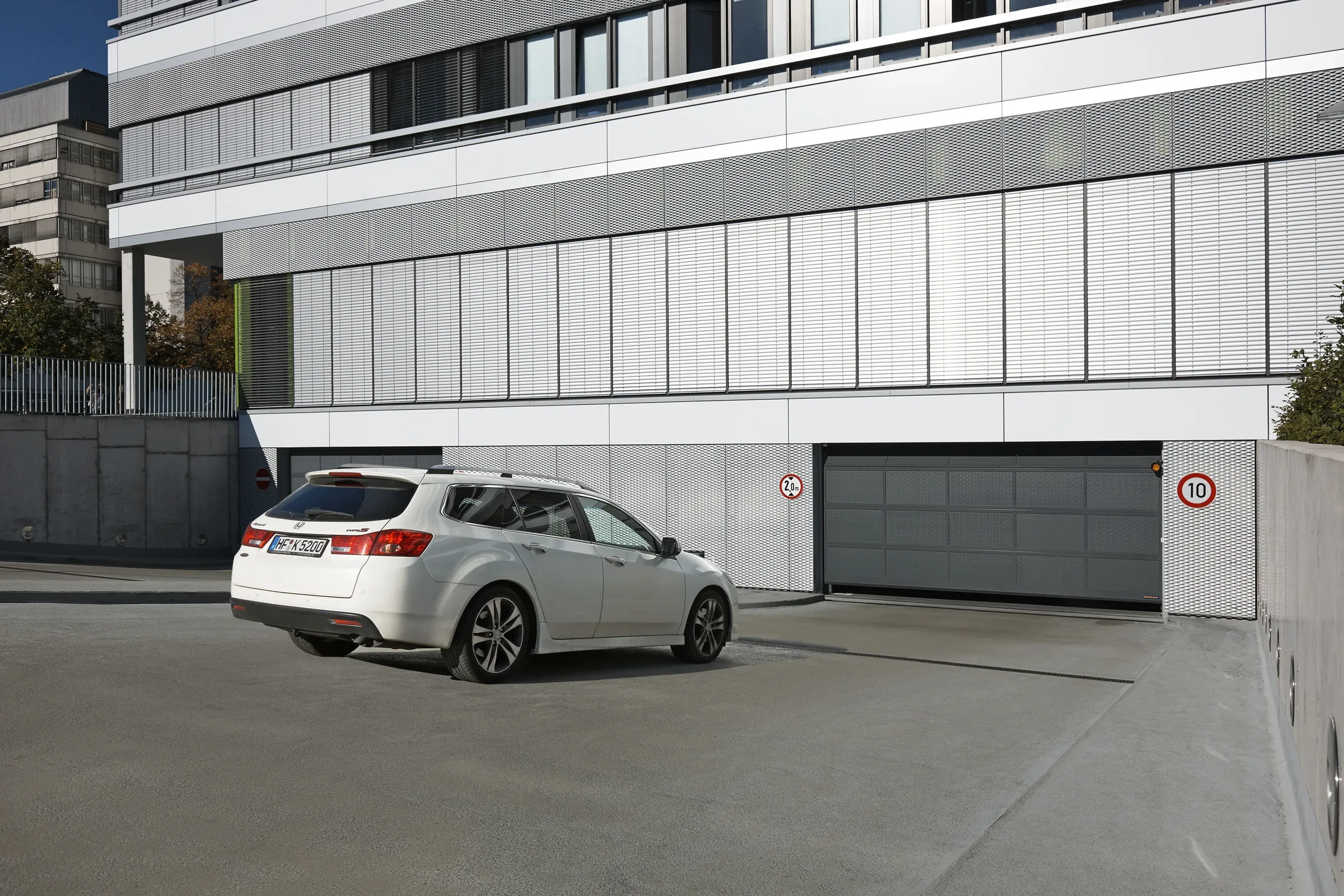 Porte sectionnelle collective Hörmann conforme à la norme EN 13241