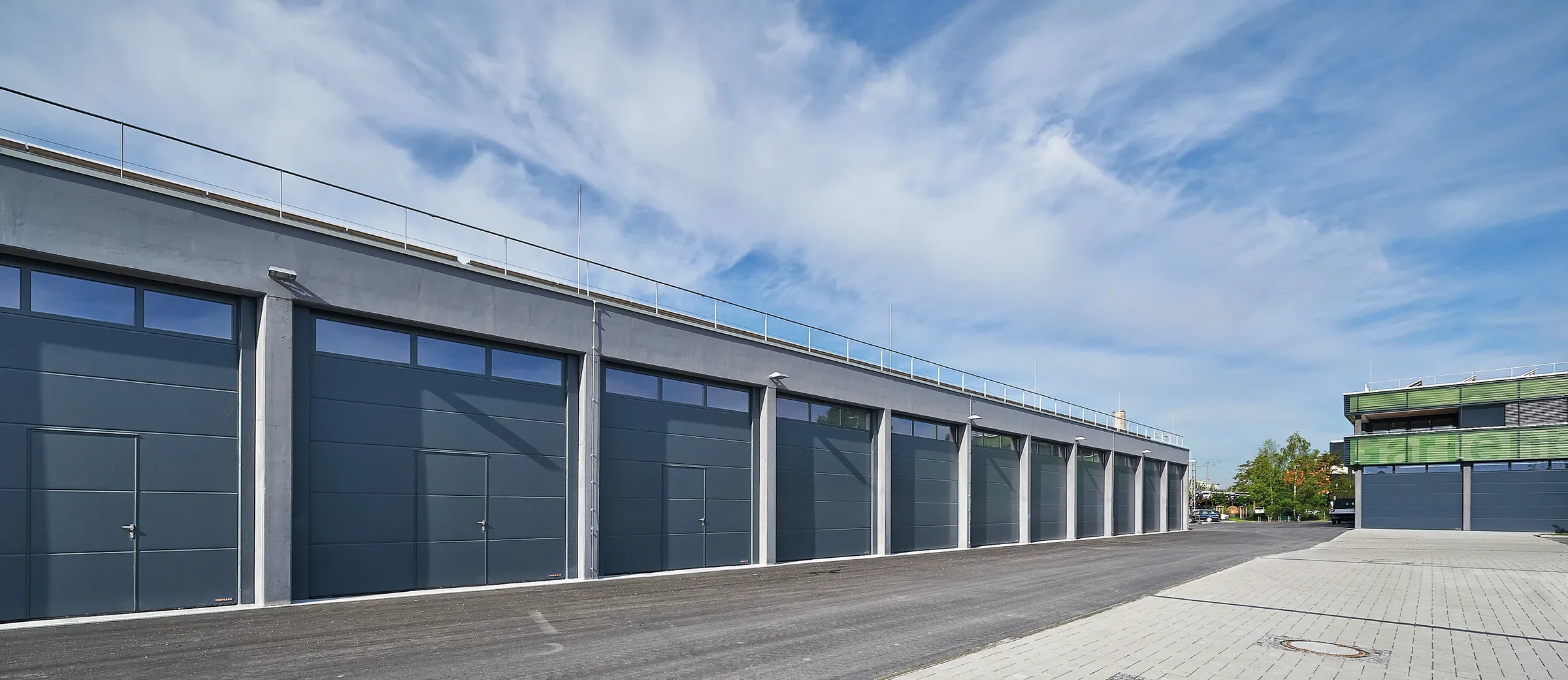 Portes sectionnelles industrielles Hörmann SPU F42 sur un bâtiment d'activité