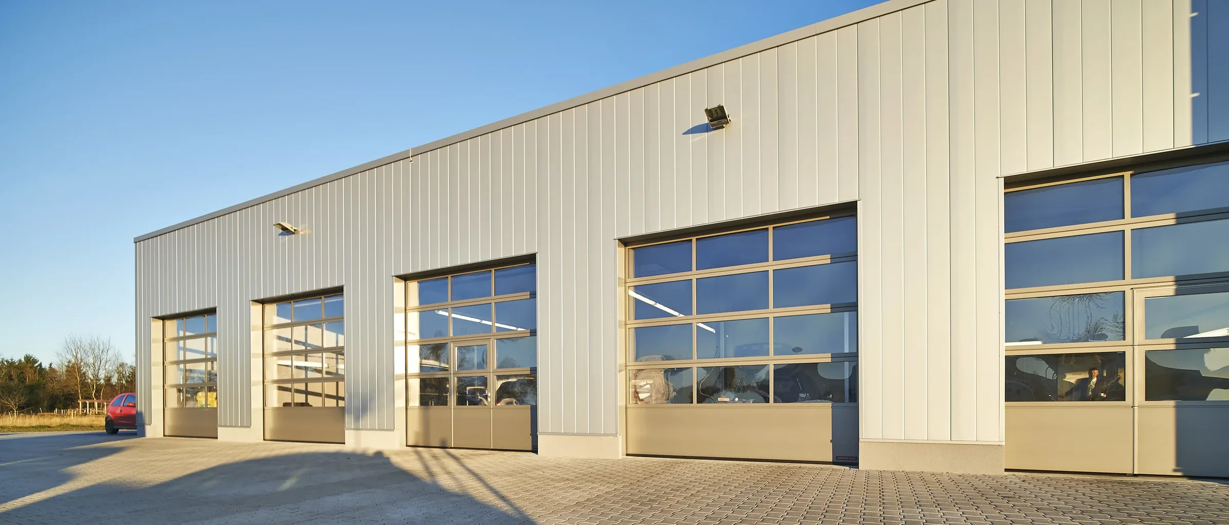 Porte sectionnelle vitrée pour concession automobile et showroom
