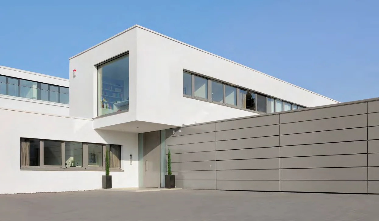 Porte sectionnelle Hörmann ALR F42 Vitraplan AT avec panneaux Alucobond affleurants