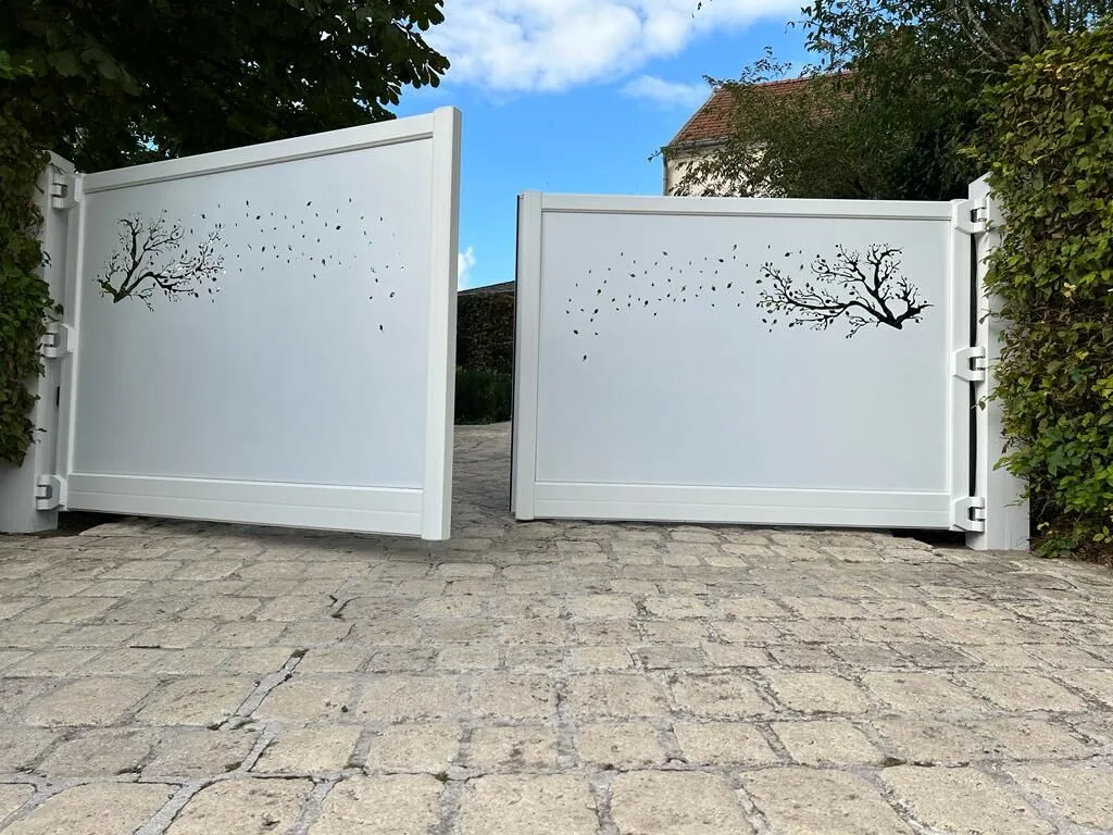 Portail battant Blanc, décor découpé à Luxembourg