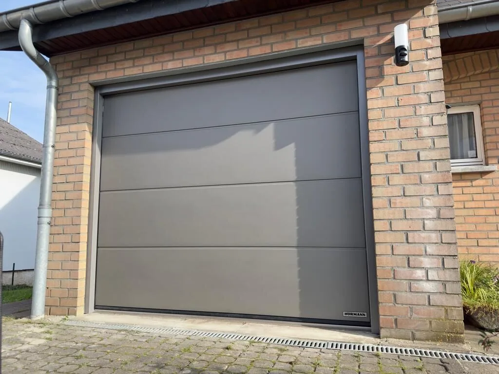 Sectionnelle habitat Hörmann LPU 42 à Cessange