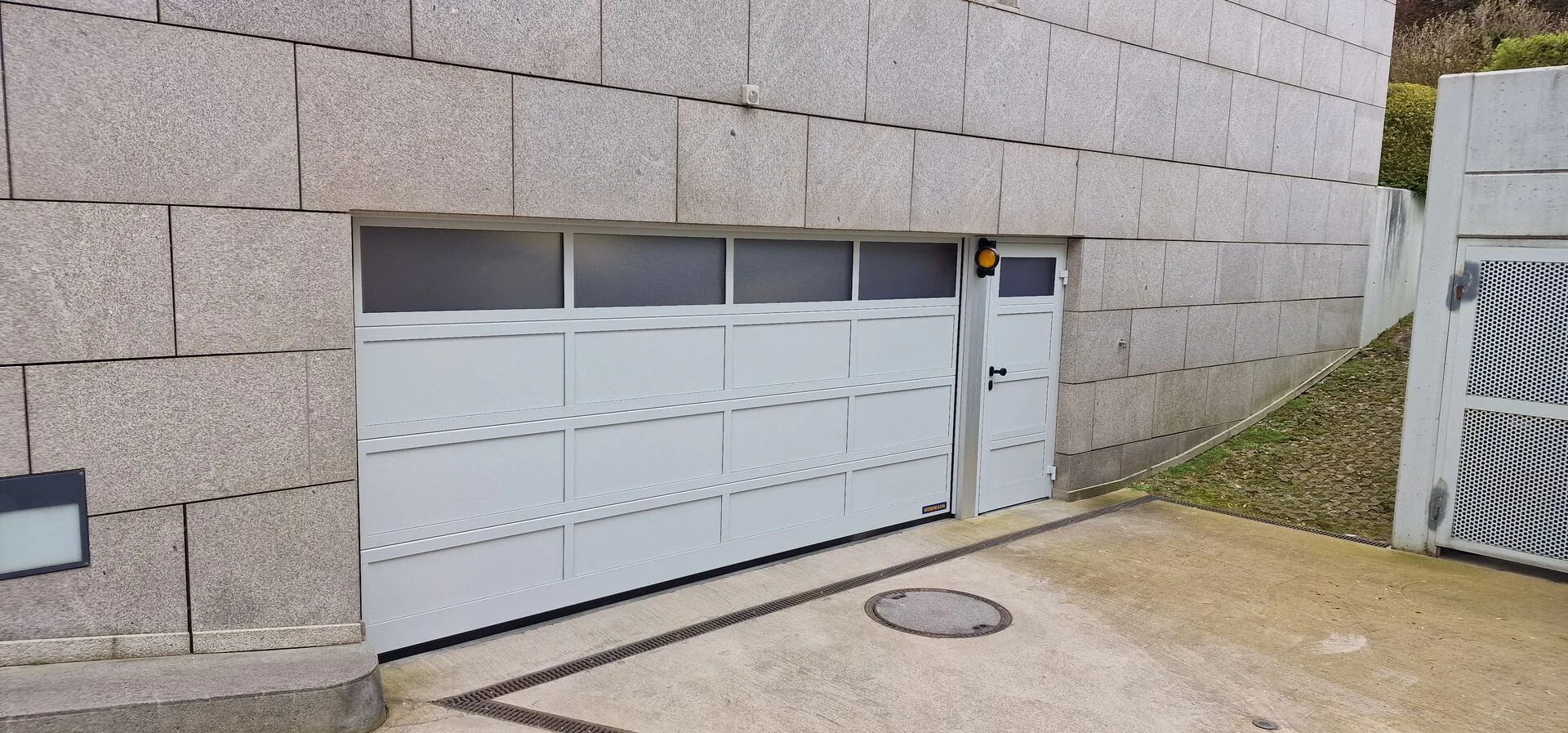 Sectionnelle + porte de service Hörmann LPU 42 à Clervaux