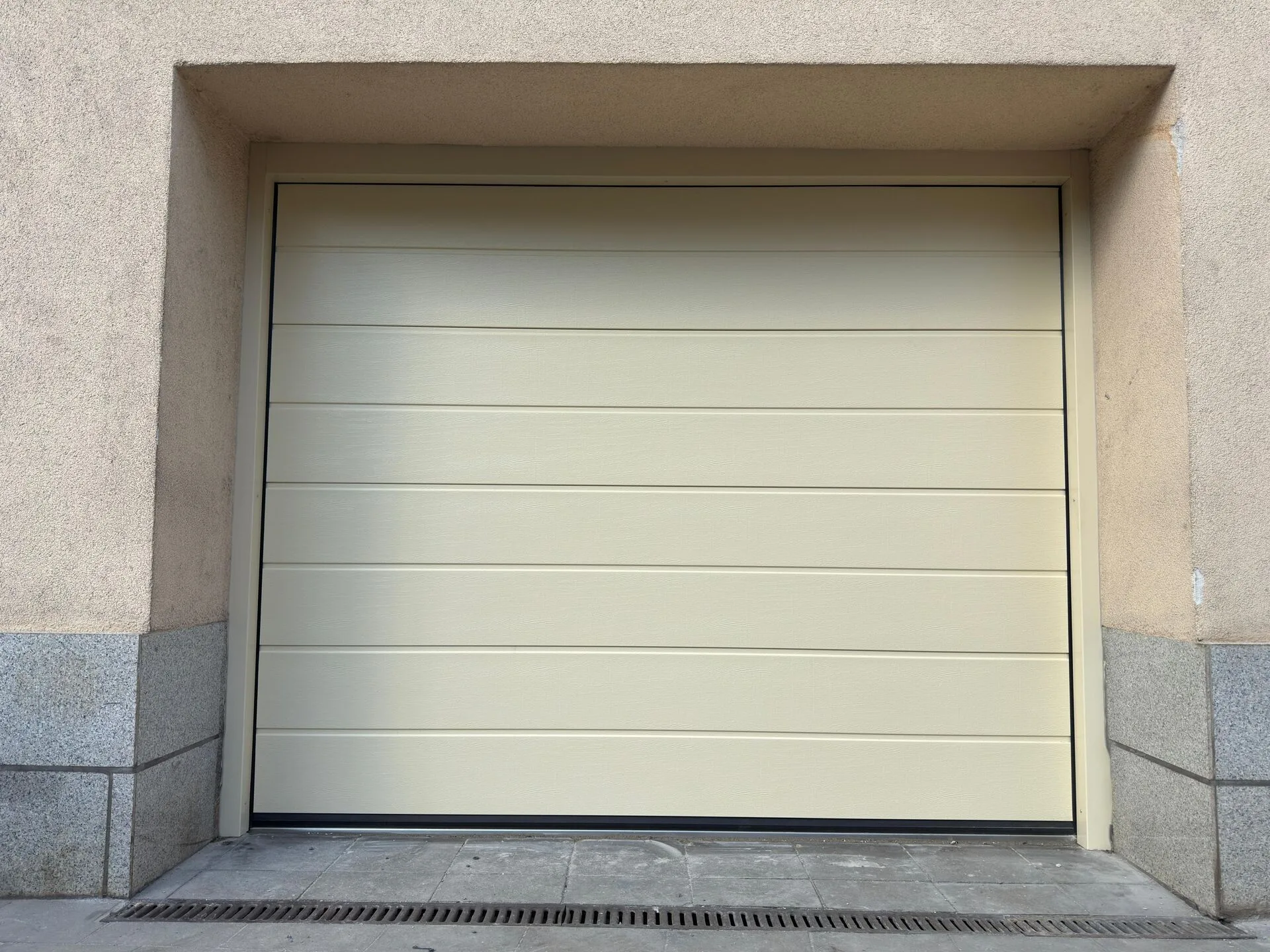 Sectionnelle habitat Hörmann LPU 42 à Schifflange