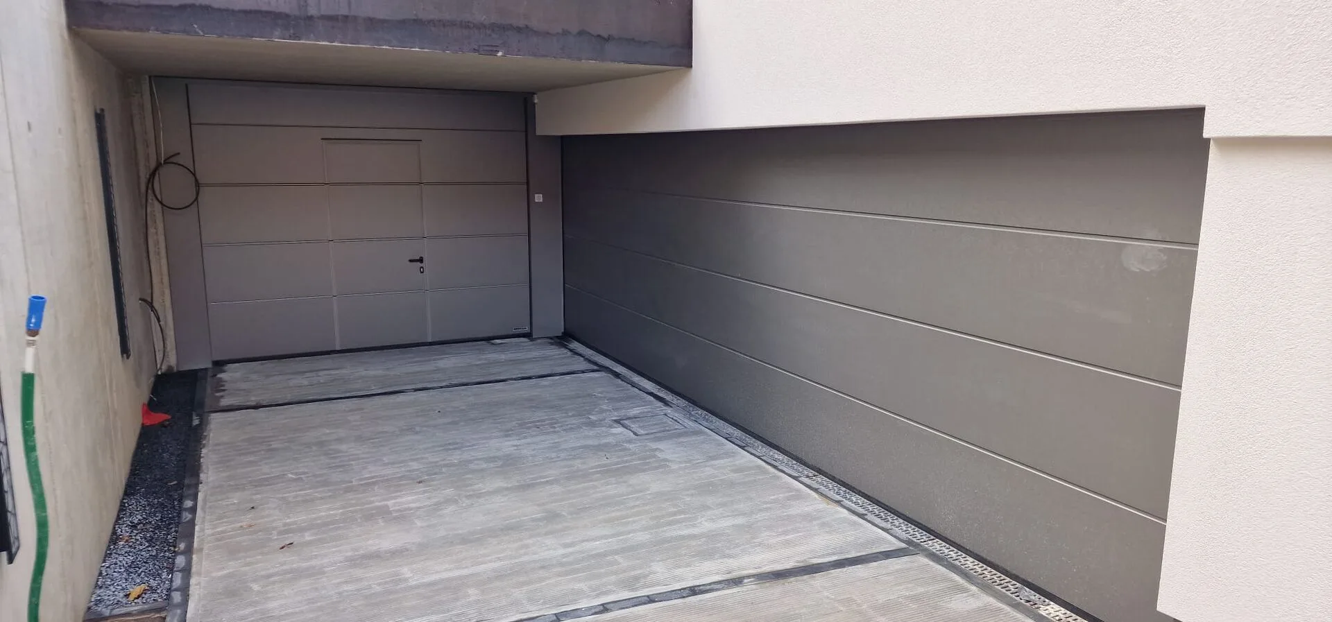 Sectionnelle + porte assortie Hörmann LPU 42 à Steinsel